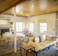 Myrtle Tree Lodge - Flowers Kangaroo Valley - Dalby Accommodation