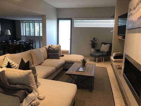 The Urban Beach House - Dalby Accommodation 3