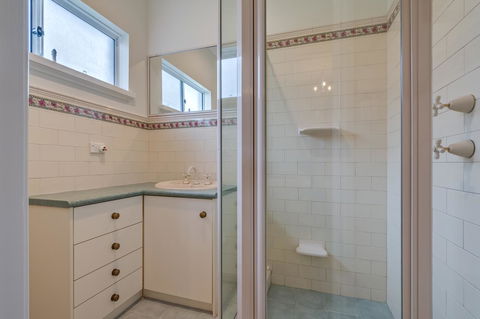 Serpentine Rose - Dalby Accommodation 13