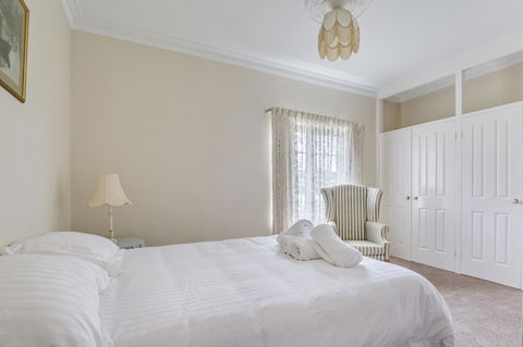 Serpentine Rose - Dalby Accommodation 7