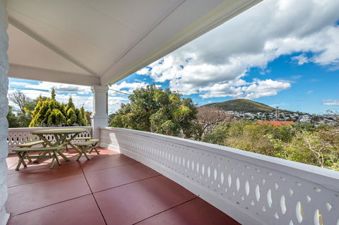 Serpentine Rose - Dalby Accommodation 15