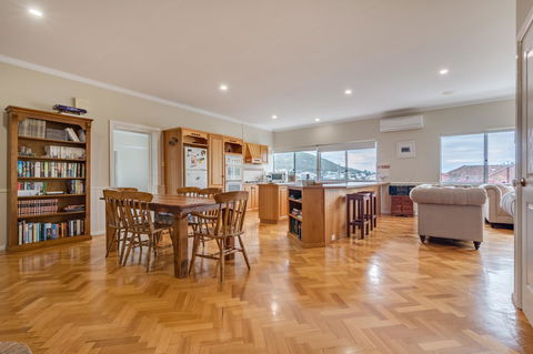 Serpentine Rose - Dalby Accommodation 4