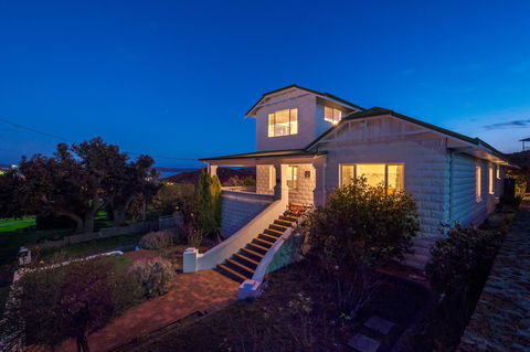 Serpentine Rose - Dalby Accommodation 1