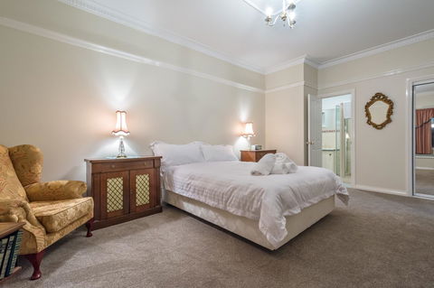 Serpentine Rose - Dalby Accommodation 3