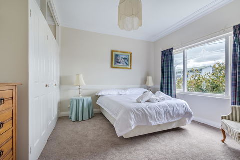 Serpentine Rose - Dalby Accommodation 8