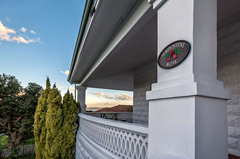 Serpentine Rose - Dalby Accommodation 0