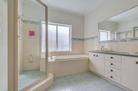 Serpentine Rose - Dalby Accommodation 12