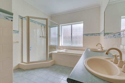 Serpentine Rose - Dalby Accommodation 14