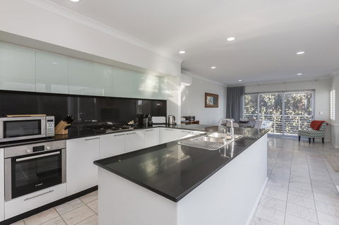 Cottesloe Beach House II - Dalby Accommodation 2