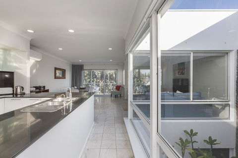 Cottesloe Beach House II - Dalby Accommodation 3