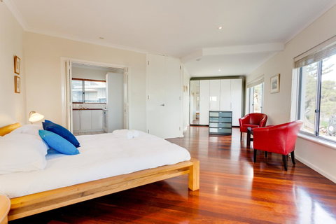 Cottesloe Contemporary Villa - Dalby Accommodation 4