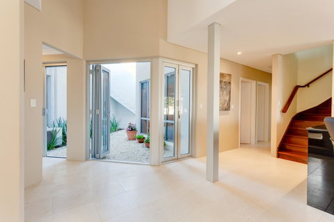 Cottesloe Contemporary Villa - Dalby Accommodation 11