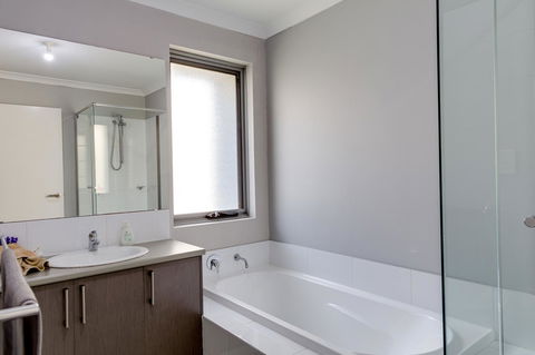 Rainbow Dream House - Dalby Accommodation 16