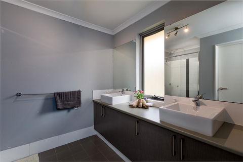 Rainbow Dream House - Dalby Accommodation 8