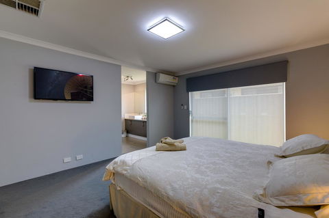 Rainbow Dream House - Dalby Accommodation 7