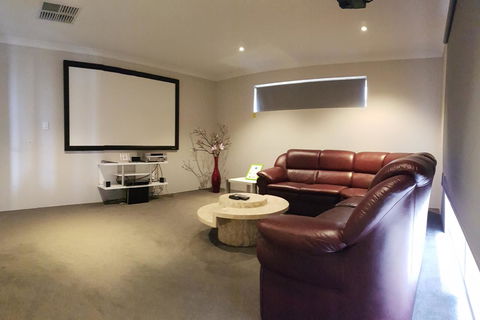 Rainbow Dream House - Dalby Accommodation 22