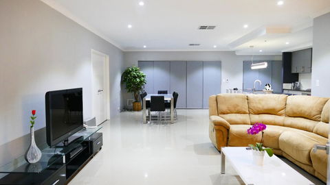 Rainbow Dream House - Dalby Accommodation 9