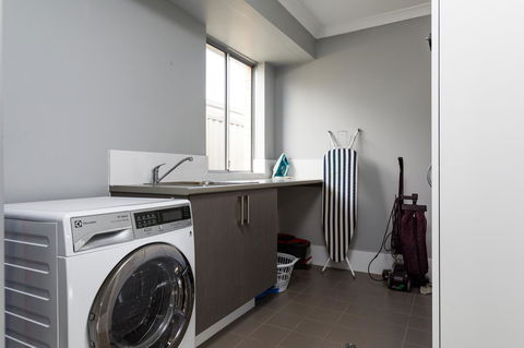 Rainbow Dream House - Dalby Accommodation 23