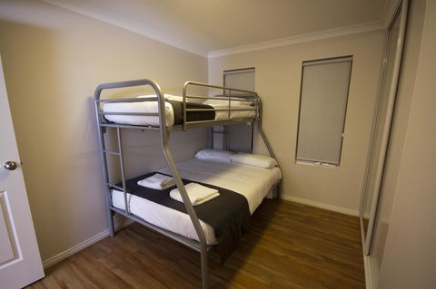 Cape Villas - Dalby Accommodation 26