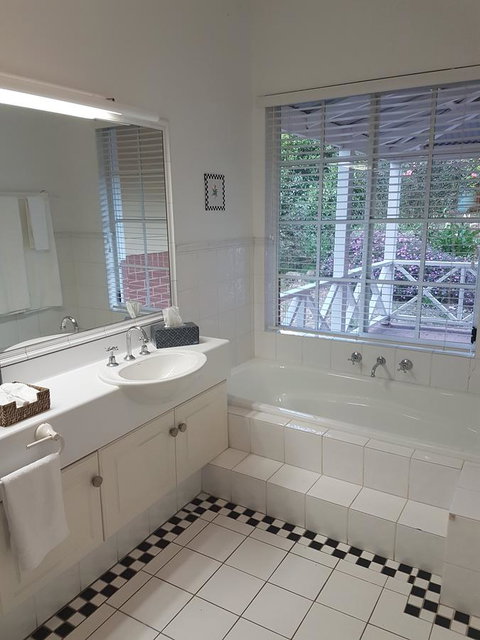 Two Sisters Chalets - Dalby Accommodation 2