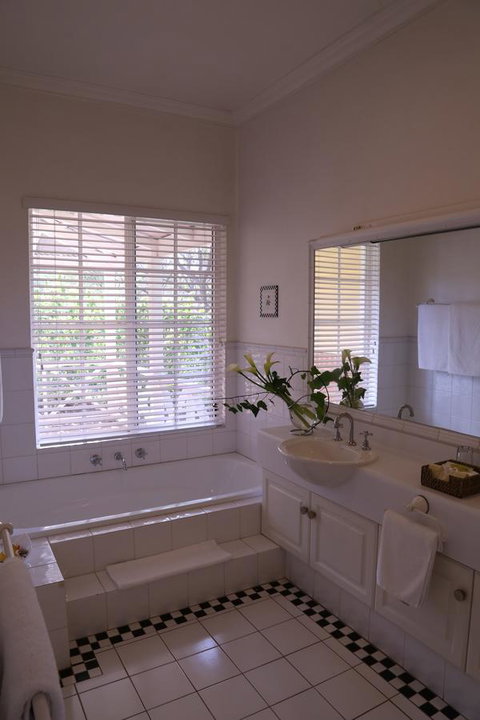 Two Sisters Chalets - Dalby Accommodation 19