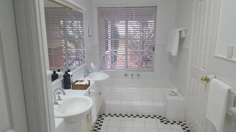 Two Sisters Chalets - Dalby Accommodation 36