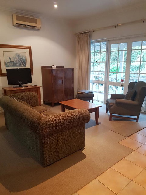 Two Sisters Chalets - Dalby Accommodation 13