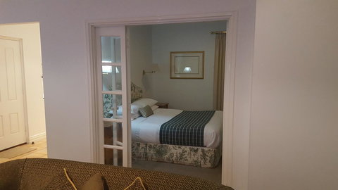 Two Sisters Chalets - Dalby Accommodation 7