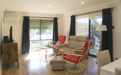 Relax, Bright & Airy Garden Villa - Dalby Accommodation 5