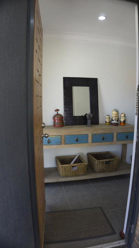 Relax, Bright & Airy Garden Villa - Dalby Accommodation 7