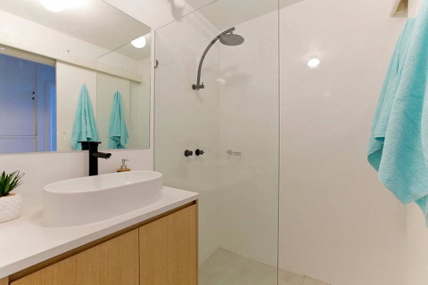 SEA BREEZE â€“ Between Cottesloe Beach & Swan River - Dalby Accommodation 11