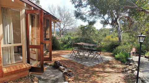 Eleebana Guest House - Dalby Accommodation 1