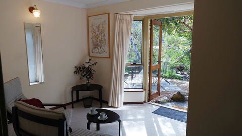 Eleebana Guest House - Dalby Accommodation 2