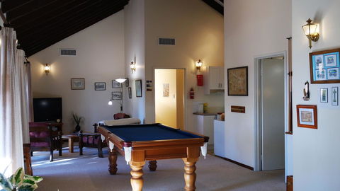 Eleebana Guest House - Dalby Accommodation 24