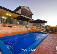 3 Kestrel Place - PRIVATE JETTY  POOL - Dalby Accommodation