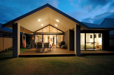 THE SANCTUARY LUXURY HOLIDAY HOME - Dalby Accommodation 24