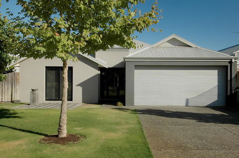 THE SANCTUARY LUXURY HOLIDAY HOME - Dalby Accommodation 0