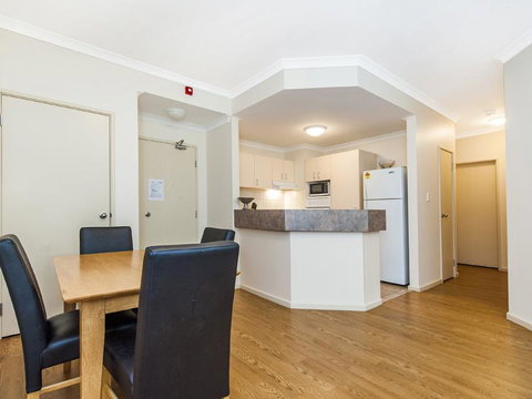 James On The Park - Executive Escapes - Dalby Accommodation 9