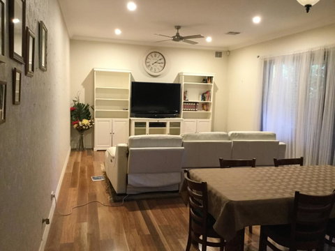 Ascot Home - Dalby Accommodation 2