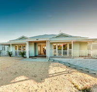 Blue Sky Escapes The Lookout Lancelin - Dalby Accommodation