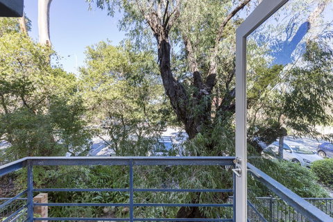 Cottesloe Tree Top Studio - Executive Escapes - Dalby Accommodation 10