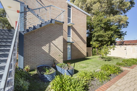 Cottesloe Tree Top Studio - Executive Escapes - Dalby Accommodation 9