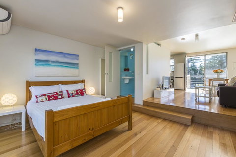 Cottesloe Tree Top Studio - Executive Escapes - Dalby Accommodation 0