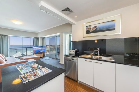 A 406 FANTASTIC OCEAN BEACH And MARINA VIEW APT - MANDURAH - Dalby Accommodation 18
