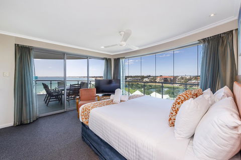 A 406 FANTASTIC OCEAN BEACH And MARINA VIEW APT - MANDURAH - Dalby Accommodation 13