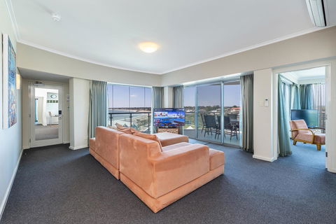 A 406 FANTASTIC OCEAN BEACH And MARINA VIEW APT - MANDURAH - Dalby Accommodation 0