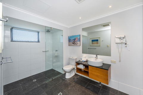 A 406 FANTASTIC OCEAN BEACH And MARINA VIEW APT - MANDURAH - Dalby Accommodation 16