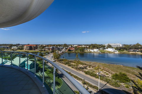 A 406 FANTASTIC OCEAN BEACH And MARINA VIEW APT - MANDURAH - Dalby Accommodation 11