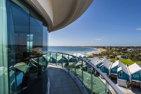 A 406 FANTASTIC OCEAN BEACH And MARINA VIEW APT - MANDURAH - Dalby Accommodation 9