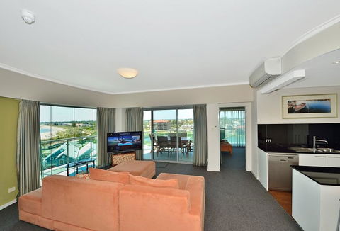 A 406 FANTASTIC OCEAN BEACH And MARINA VIEW APT - MANDURAH - Dalby Accommodation 10